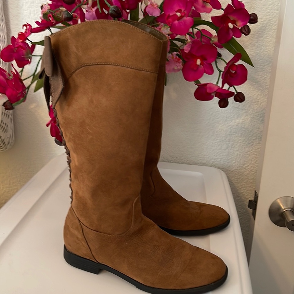 KENNETH COLE “KENNEDY BOW” BOOTS. Size 3. Brown suede. Good used condition.